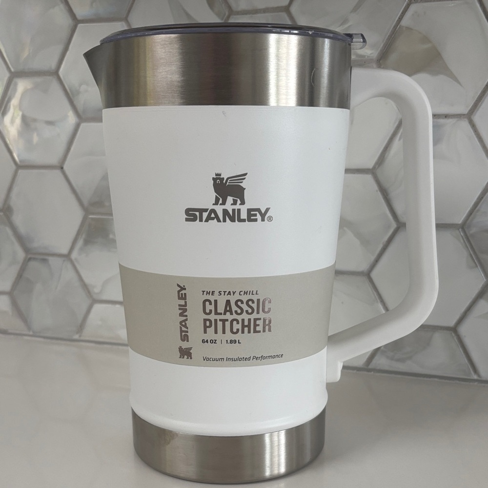 Stanley, the state classic picture 64 ounces vacuum insulated NEW